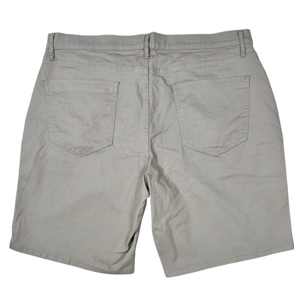 Amazon Essentials flat front khaki tan shorts, 36” waist, classic 5 pockets - Picture 3 of 4